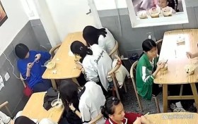 男童隔窗将饭店剩汤泼顾客全身 热讯