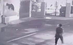 男孩用手电照商铺玻璃下一秒碎裂 热讯